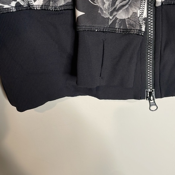 Lululemon | Women’s Nice Asana Jacket in Brisk Bloom Size 6 - Picture 2 of 7